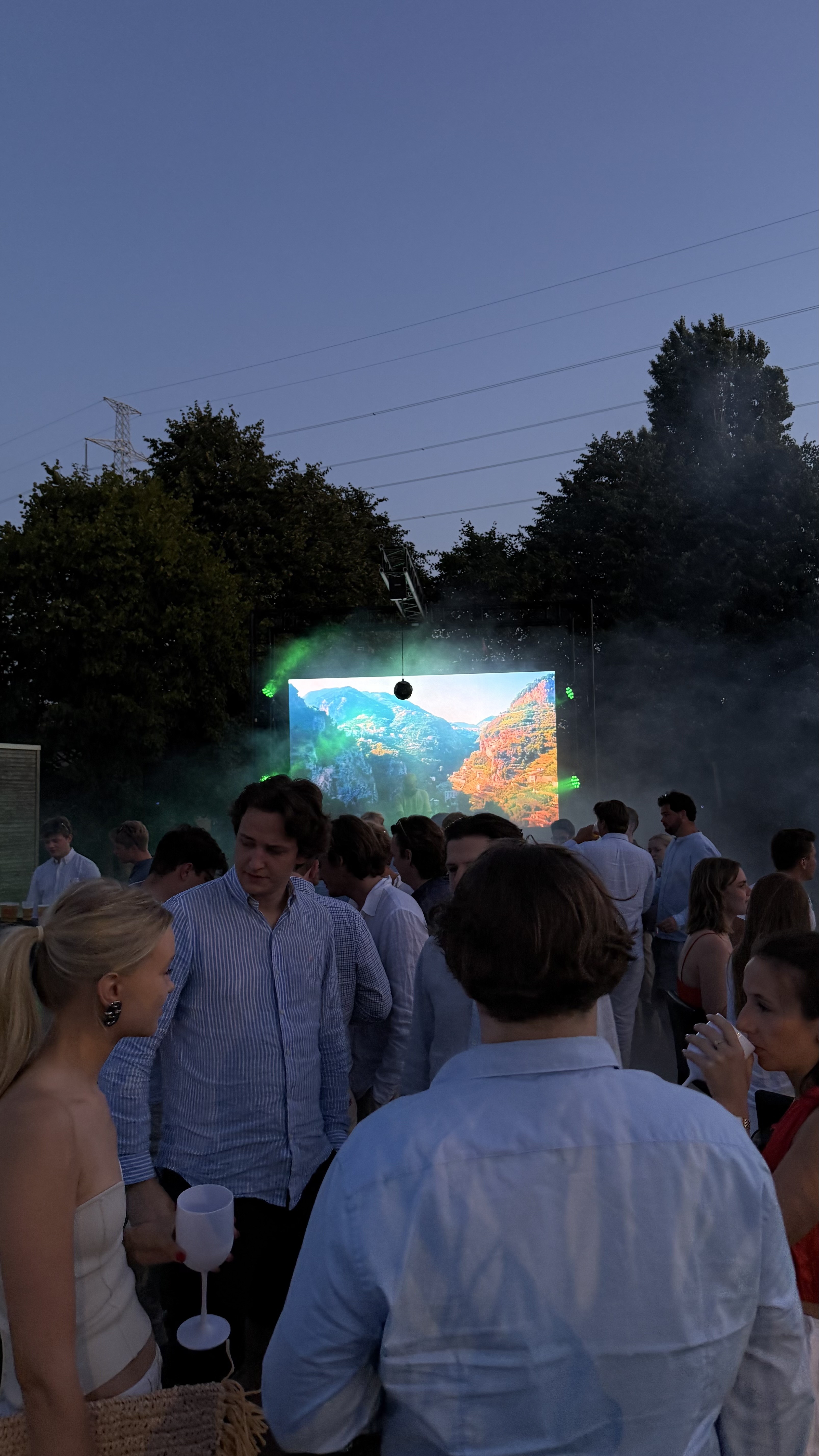 Private Party Setup met ledscherm achter de DJ op een privéfeest in Roeselare
