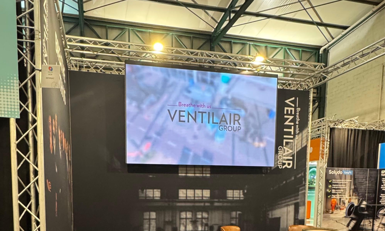 LED-scherm in het standconcept van Ventilair Group op de Bouwbeurs in Brussel