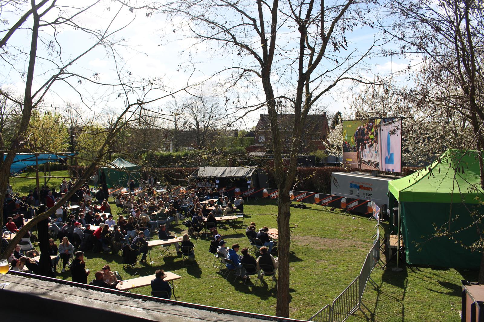 LEDscherm met livebeelden van de koers in een wielerdorp
