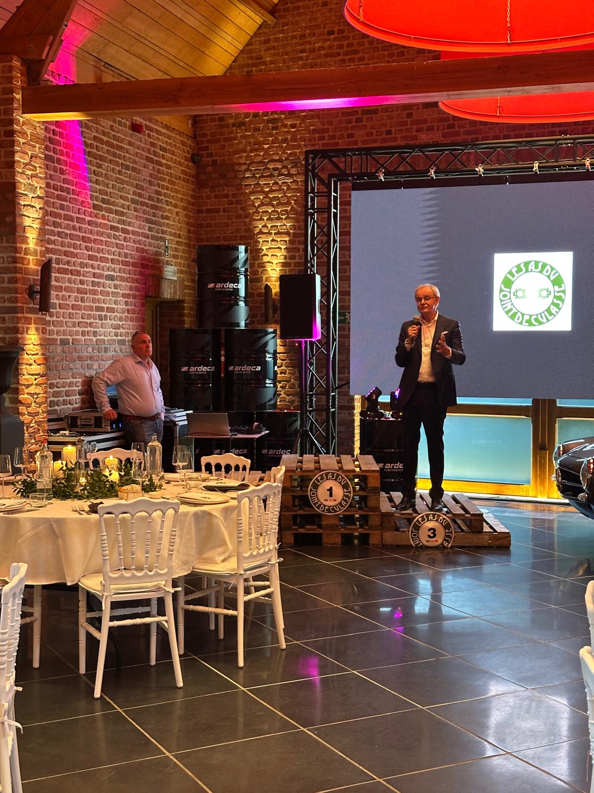 LEDscherm bij een presentatie tussen oldtimers