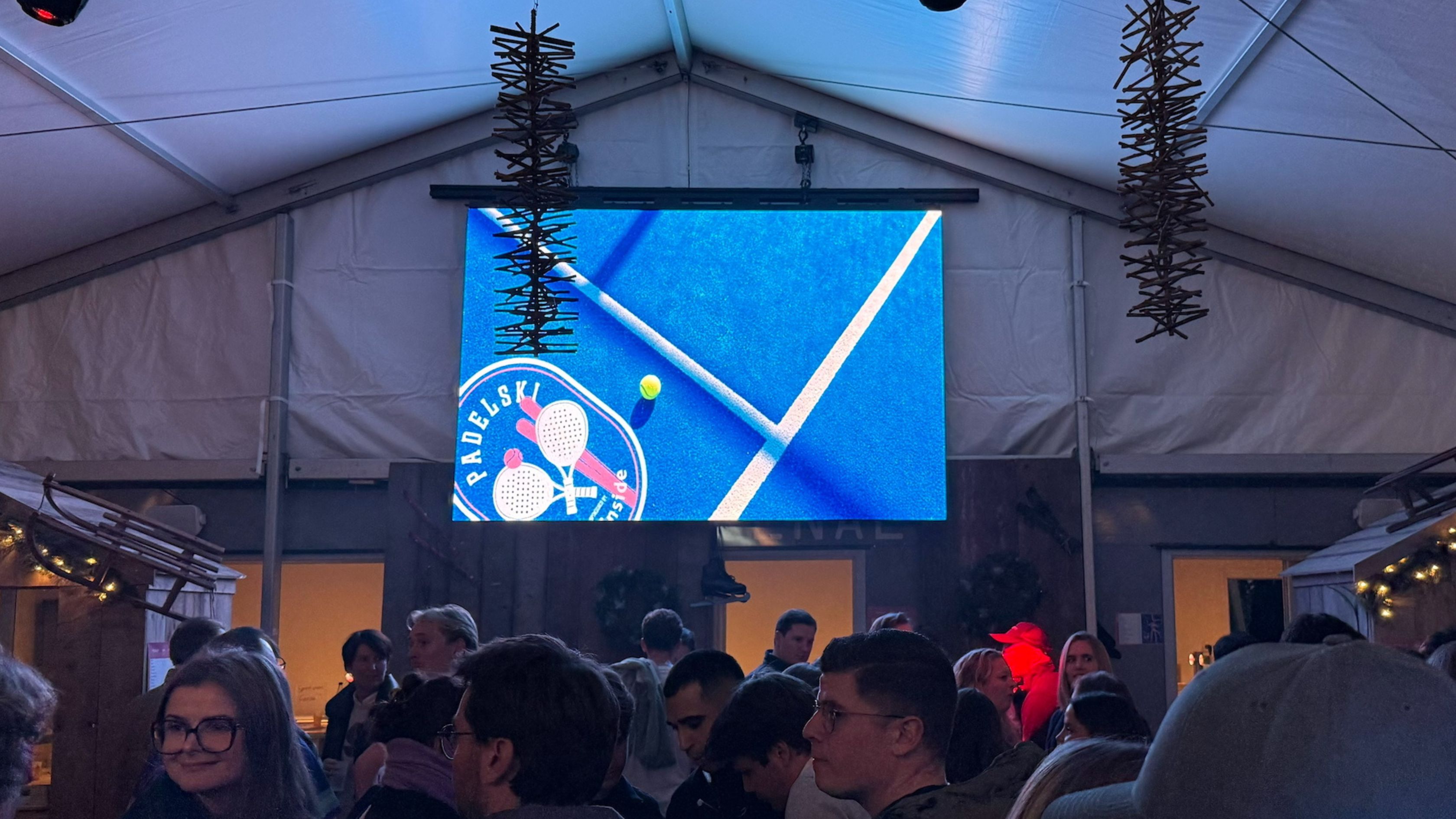LED-wall hangend aan een tent met matchschema en sponsors op Padelski in Waregem
