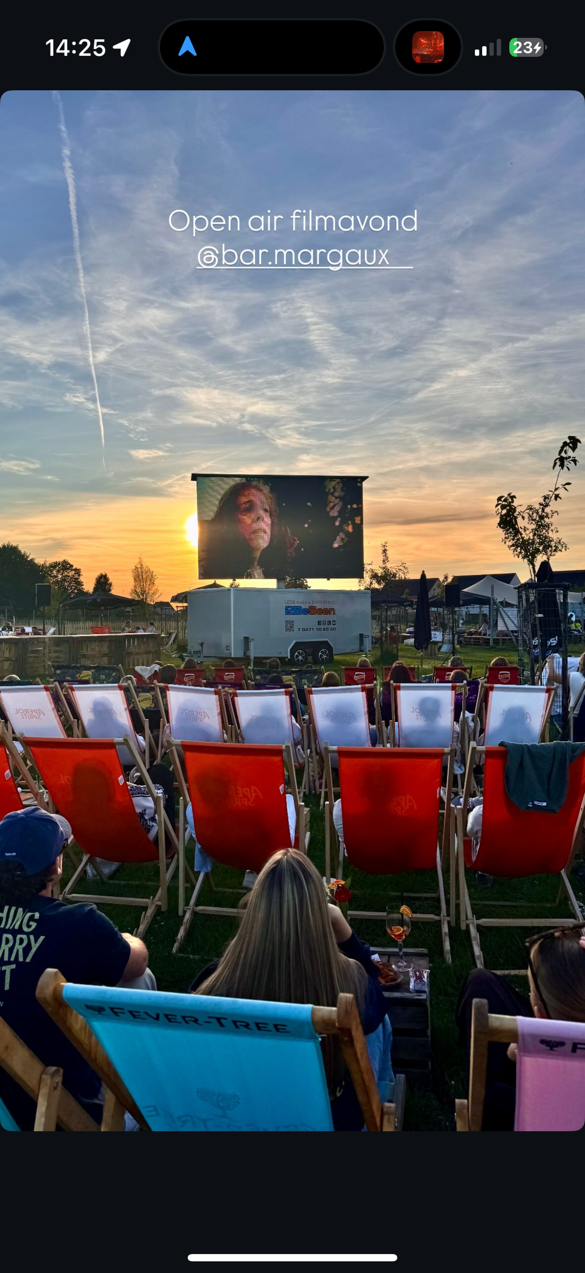 Ledscherm van 2BeSeen voor een openluchtcinema bij Bar Margeaux