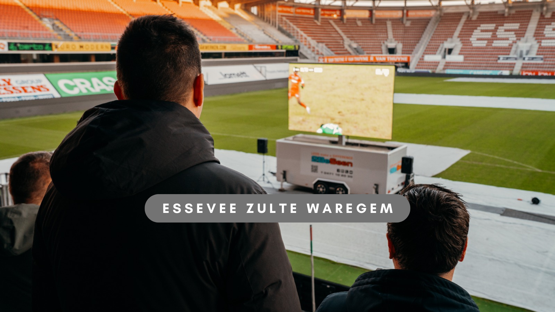 Groot ledscherm van 2BeSeen met livebeelden van een match van Essevee Zulte Waregem