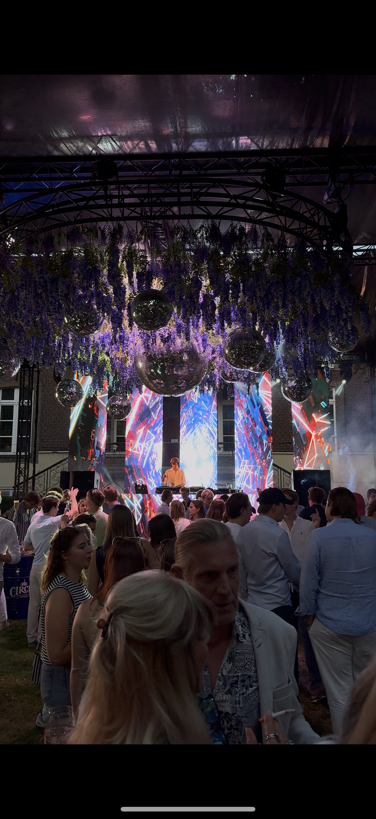 Speciale LED-opstelling achter de DJ op het feest van Congé Passé