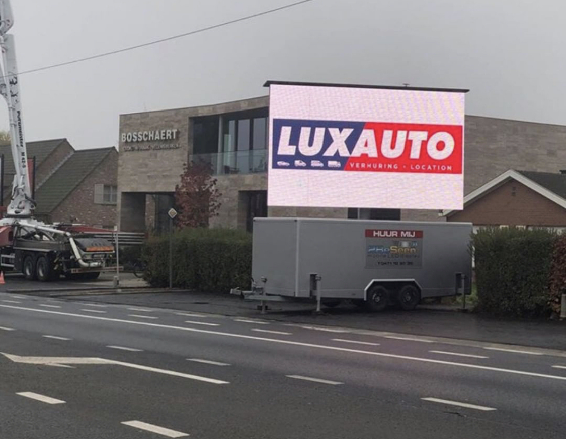 Ledscherm met sponsors tijdens de Luxauto Rally van Kortrijk