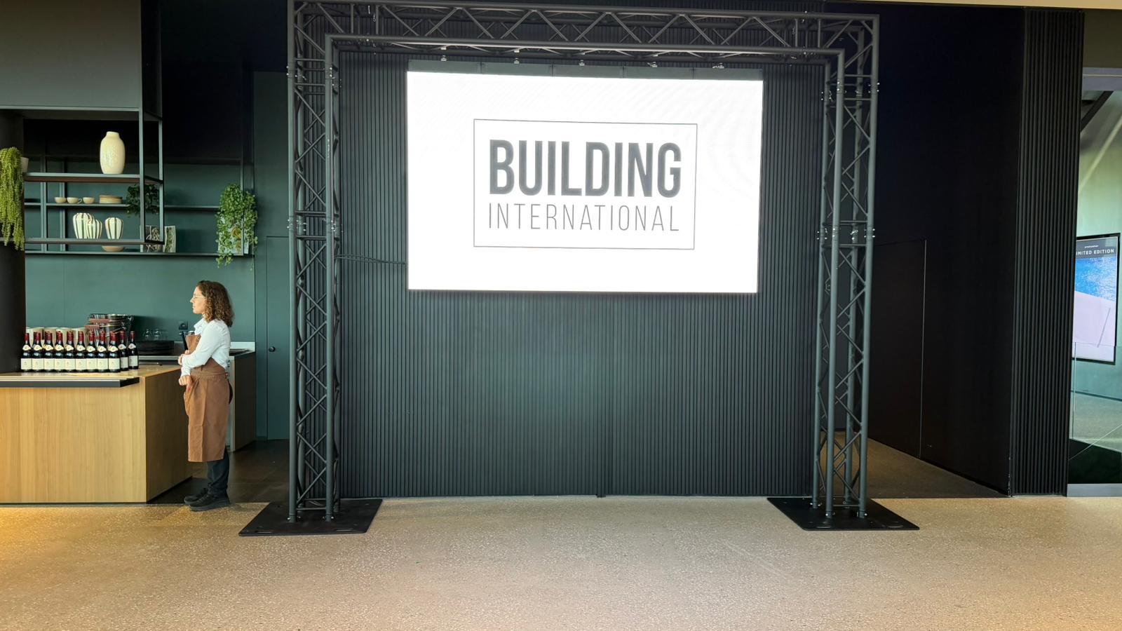 LEDscherm tijdens een bedrijfsevent van NOA Outdoor Living