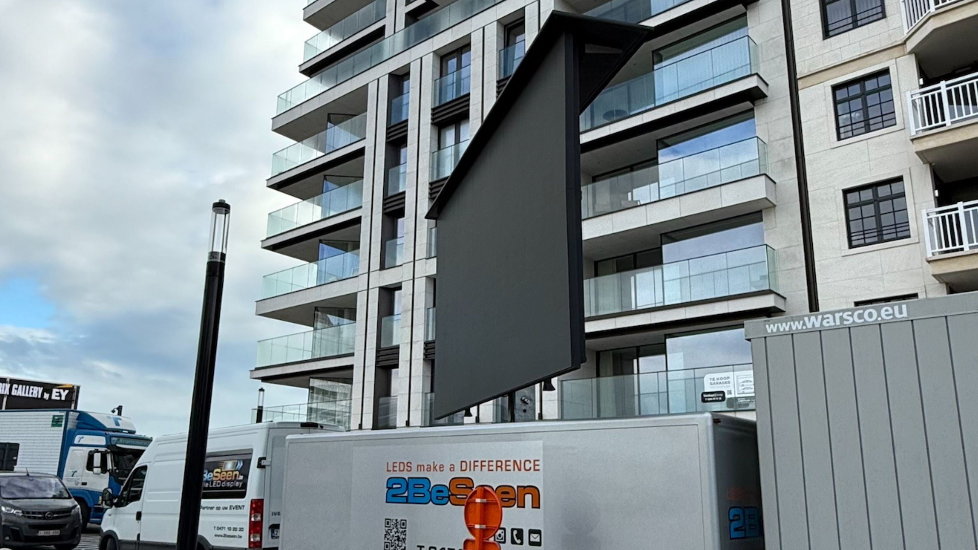 Ledscherm van 2BeSeen op de Zoute Grand Prix in Knokke