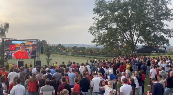 Groot outdoor LEDscherm in het voetbaldorp van Kluisbergen