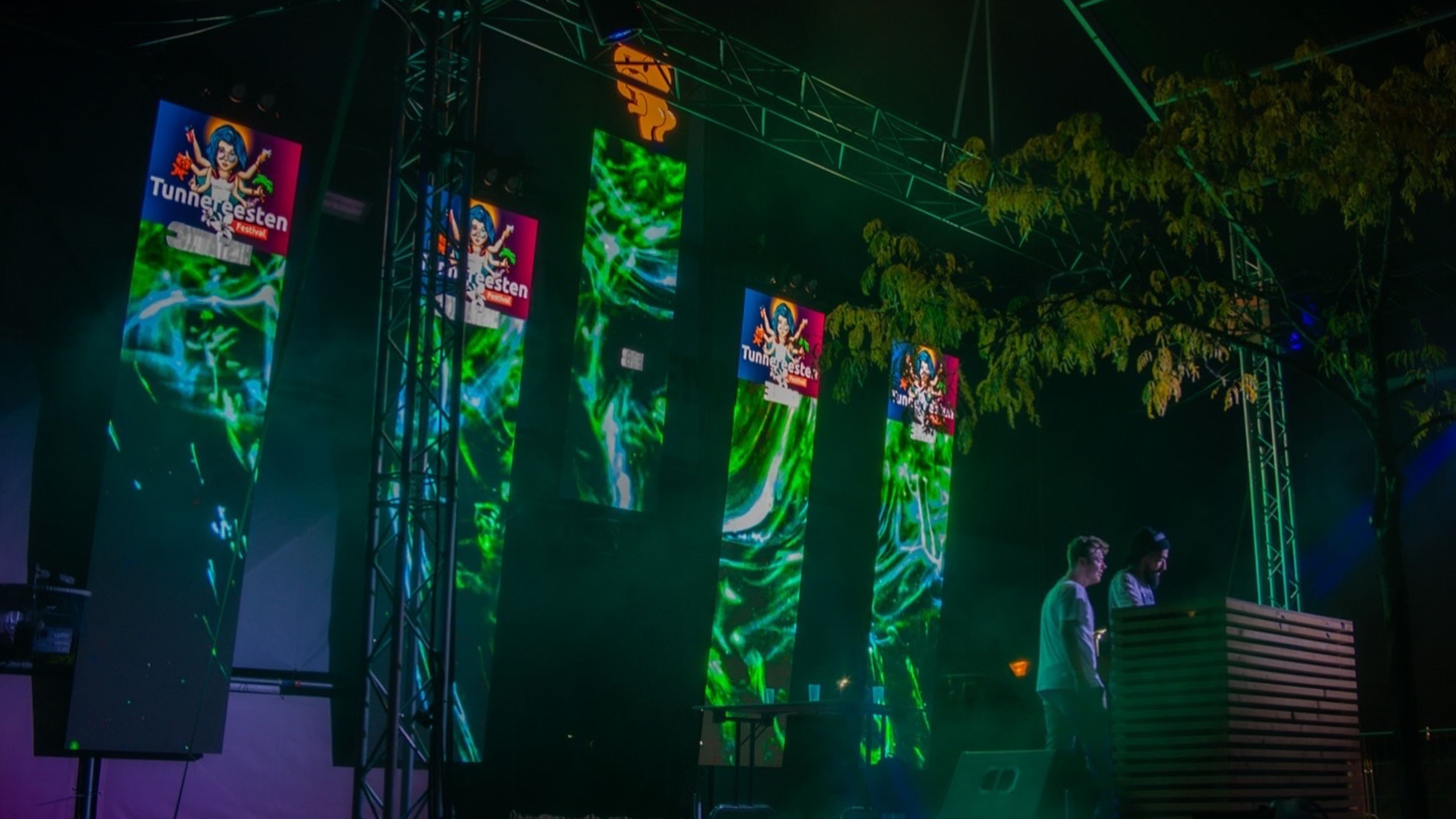 LED achter de DJ met effecten op de muziek tijdens een evenement in Izegem