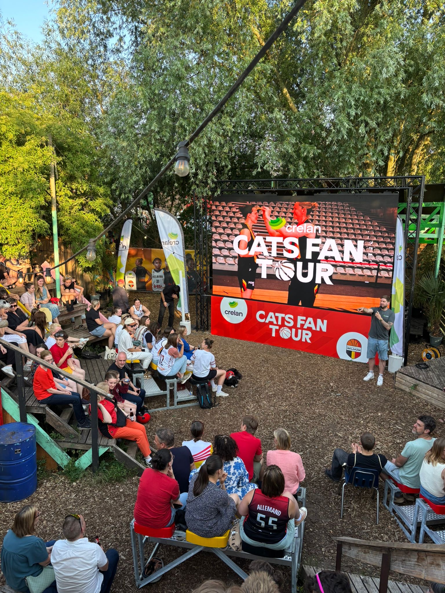Outdoor LED-wall P3.91 van 5 × 3 m op de fan tour van de Belgian Cats voor Crelan