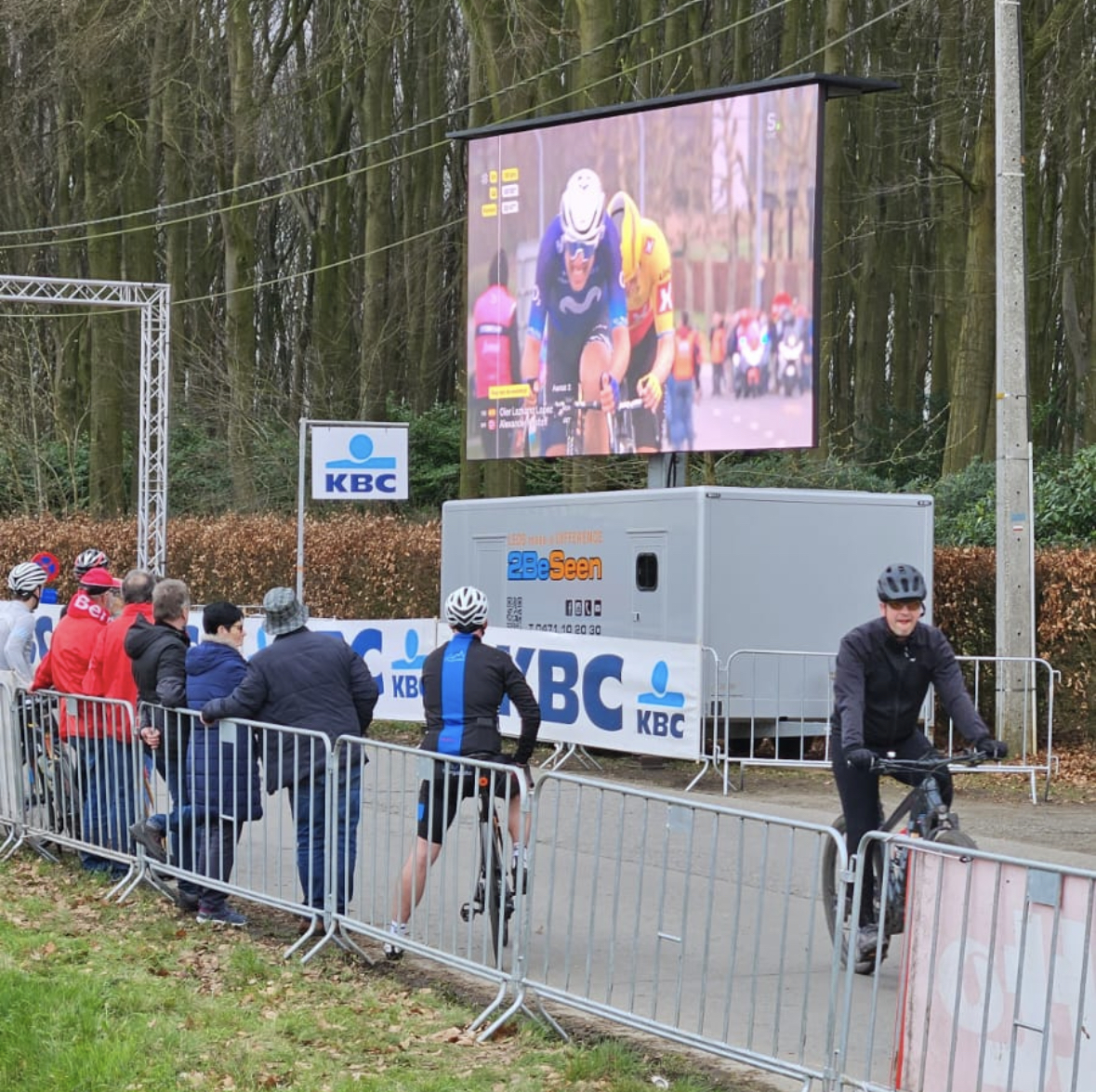 Ledschermen van 2BeSeen op de E3 Saxo Classic, Dwars door Vlaanderen en de Ronde van Vlaanderen
